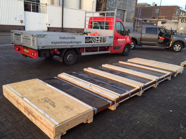 Staalplaat verpakt voor luchtvracht 