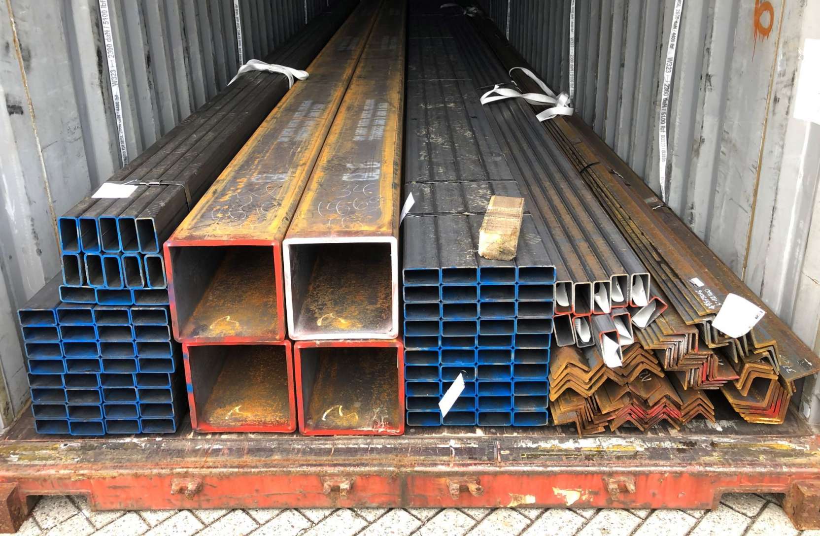 Stalen kokers & hoekstaal geladen in container 